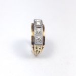 Zlatý prsten se třemi přírodními diamanty