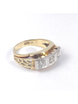 Zlatý prsten se třemi přírodními diamanty
