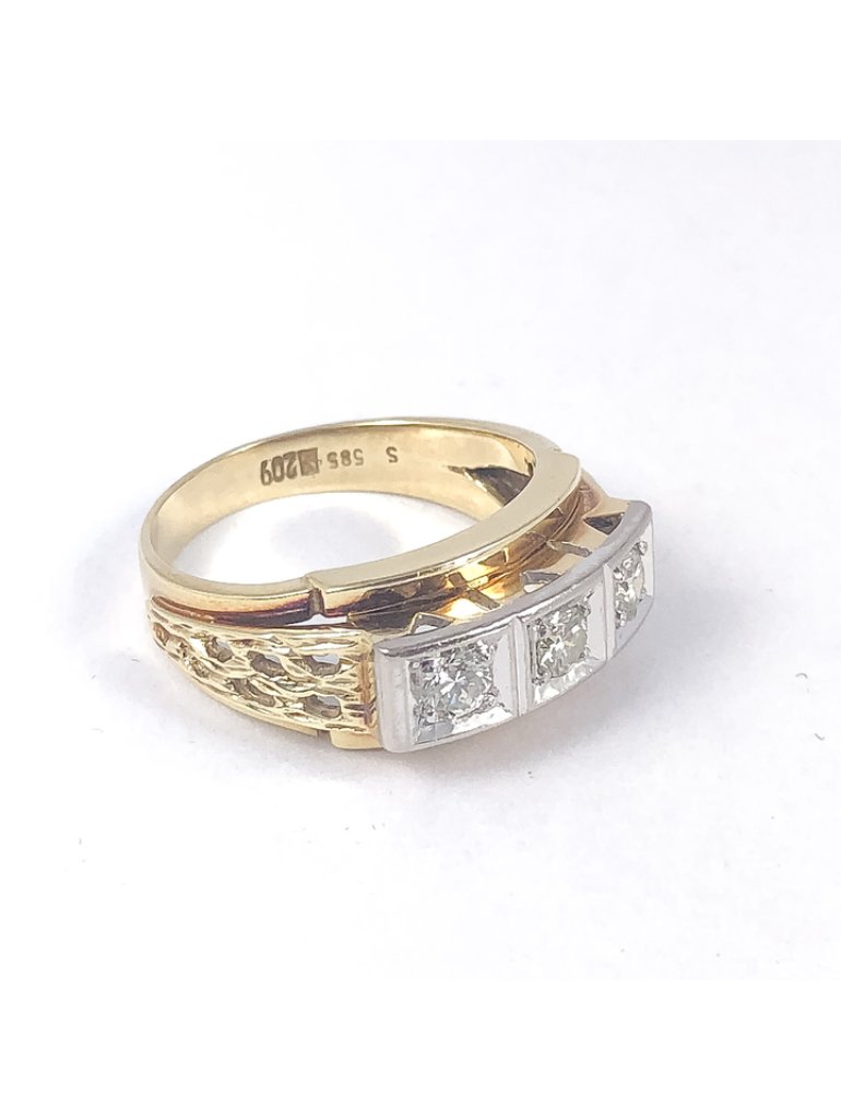 Zlatý prsten se třemi přírodními diamanty