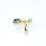 Zlatý prsten osazený přírodními diamanty 0,58 ct a přírodním safírem dobré kvality 0,48 ct