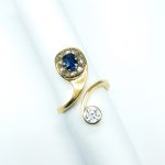 Zlatý prsten osazený přírodními diamanty 0,58 ct a přírodním safírem dobré kvality 0,48 ct