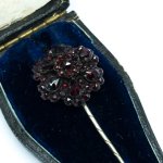Starožitná jehlice do kravaty s českými granáty