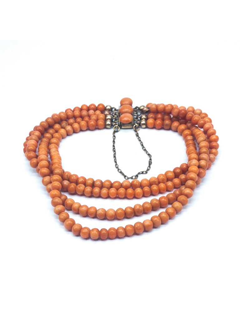 Korálový náramek s ozdobným uzávěrem