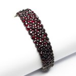 Granátový náramek