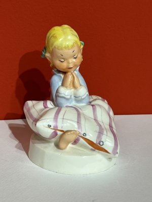 Royal Dux, Dívenka s peřinkou