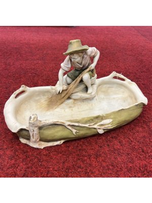 Royal Dux, figurální miska, malý rybář