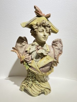 Amphora, Trnovany, Secesní porcelánová busta