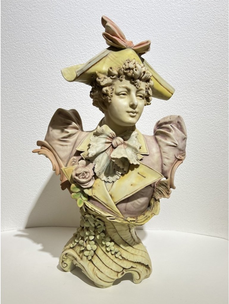 Amphora, Trnovany, Secesní porcelánová busta