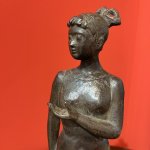 Katsuzo Entsuba, bronzová plastika stojící dívky
