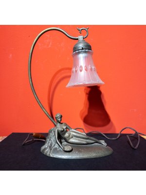 Figurální stolní lampa