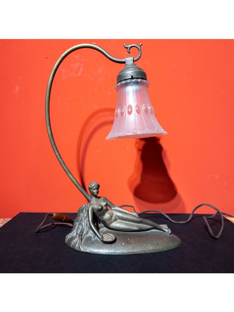 Figurální stolní lampa