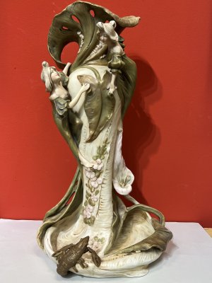 Royal Dux, Secesní figurální váza
