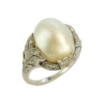 Platinový prsten s brilianty a půlperlou