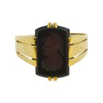 Starožitný zlatý prsten s řezanou intaglií antického válečníka