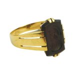 Starožitný zlatý prsten s řezanou intaglií antického válečníka