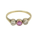 Zlatý prsten s brilianty a rubínem