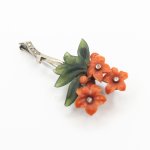 Zlatá brož s broušeným korálem, nefritem a diamanty