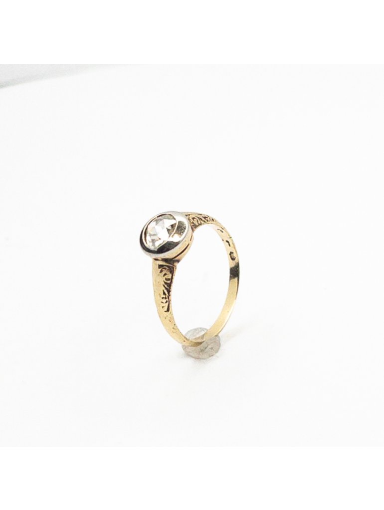 Starožitný zlatý prsten se solitérním diamantem