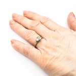 Starožitný zlatý prsten se solitérním diamantem