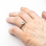 Starožitný zlatý prsten se solitérním diamantem